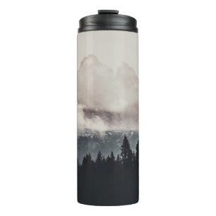 GRÜNE BÄUME AUF DEM BERG UNTER WEISSEN STRÖMEN THERMOSBECHER