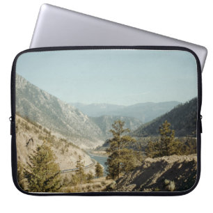 GRÜNE BÄUME AUF DEM BERG WÄHREND DES TAGES LAPTOPSCHUTZHÜLLE