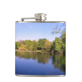 Grüne Bäume im Wasser Flachmann