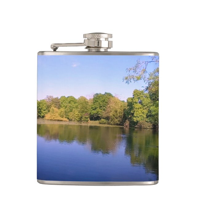 Grüne Bäume im Wasser Flachmann (Vorderseite)