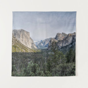 GRÜNE BÄUME IN DER NÄHE DES BERGES UNTER DEM SCHÖN WANDTEPPICH