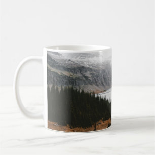 GRÜNE BÄUME IN DER NÄHE DES KALMKÖRPERS KAFFEETASSE