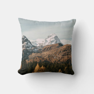 GRÜNE BÄUME IN DER NÄHE EINES SCHNEEBEDECKTEN BERG KISSEN