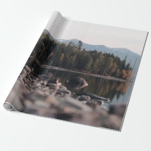 GRÜNE BÄUME SPIEGELN AUF DEM WASSERKÖRPER WÄHREND GESCHENKPAPIER