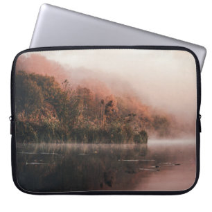 GRÜNE BÄUME UND WASSERKÖRPER LAPTOPSCHUTZHÜLLE