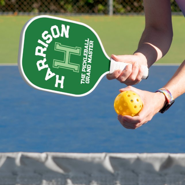 Grüne benutzerdefinierte Monogramm-Name, Initial u Pickleball Schläger (InSitu)