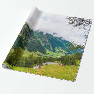 Grüne Berge, bedeckt mit Wald und grünem Gras Geschenkpapier
