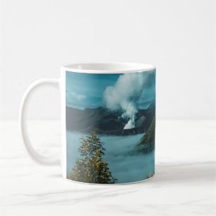 GRÜNE BERGE UMGEBEN VON WEISSEN WOLKEN KAFFEETASSE