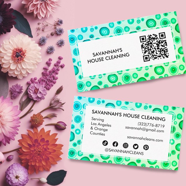 Grüne Blasen Minimale Hausreinigung Janitorial QR Visitenkarte (Social media icons and QR code on this fully customizable business card with a green bubble design)