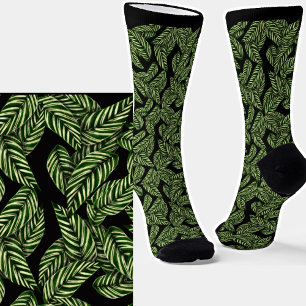 Grüne Blätter auf schwarzen Socken