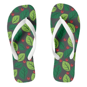 Grüne Blätter, rote Beeren, Muster aus Blättern Flip Flops