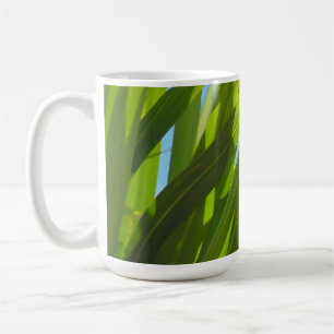 Grüne Blätter, Sonnenlicht und blauer Himmel Tasse