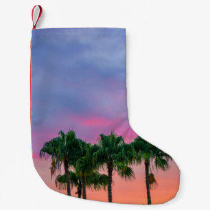 Grüne Blätter unter blauem Himmel während der g Kleiner Weihnachtsstrumpf