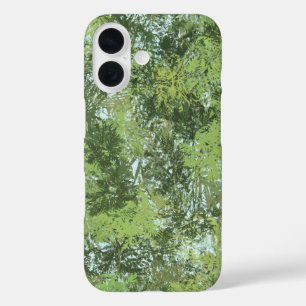 Grüne Blätterbäume mit blauem Himmel, die durch Ku iPhone 16 Hülle