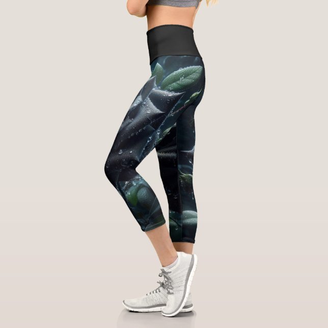 Grüne Blume der Schwarzen Rose Capri Leggings (Links)