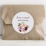 Grüne Blütenburg Liebe ist süße Hochzeit Runder Aufkleber<br><div class="desc">Diese Liebe mit grüner Blütenbordeauxrot ist ein klassischer Ohraufkleber für eine Hochzeit. Das Design ist elegant grün,  rot,  lila,  rot und bordeauxrot,  handgezeichnet Blume Bouquets,  inspirierend natürliche Schönheit.</div>