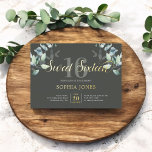 Grüne Botanische Schrift Sweet 16 Foil Einladung<br><div class="desc">Treten Sie ein in eine Welt der Eleganz und feiern Sie sechzehn im Stil! Unsere personalisierte Sweet 16-Geburtstagseinladung ist der Inbegriff von Gnade und jugendlichem Charme. Geschmackvoll an der oben links Ecke ist eine zarte Aquarellillustrierung eines Eukalyptusbouquets, die dem Design eine Touch botanischer Schönheit verleiht. Die Einladung dominiert das Wort...</div>