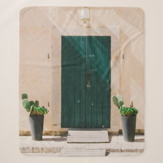 GRÜNE CACTUS-PFLANZE IN DER NÄHE DER GRÜNEN TÜR SHERPADECKE