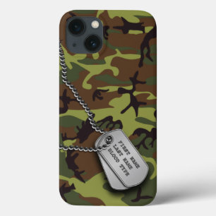Grüne Camouflage mit Hundeplaketten iPhone 13 Hülle