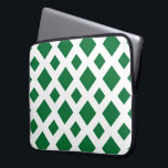 Grüne Diamanten in Weiß Laptopschutzhülle<br><div class="desc">Ein gewagtes,  geometrisches Muster großer und kleiner grüner Diamanten auf weißem Hintergrund. Das Weiße bildet ein Gitter,  das die Diamantformen trennt. Digitales Bild. Copyright ©2013 Claire E. Skinner,  Alle Rechte vorbehalten.</div>