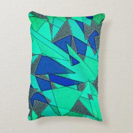 Grüne dreieckige Ausschnitte auf blauem Hintergrun Dekokissen