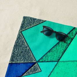 Grüne dreieckige Ausschnitte auf blauem Hintergrun Strandtuch