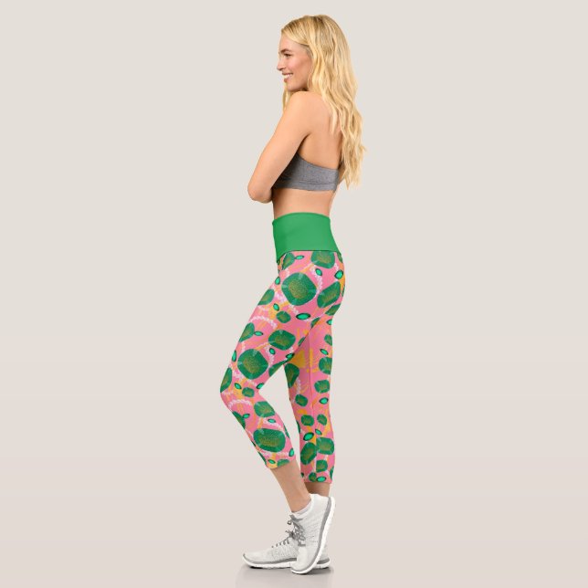 grüne Edelsteine und rosa Muster Capri Leggings (Links)