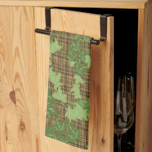 Grüne Efeu auf goldbraunem kariert Geschirrtuch