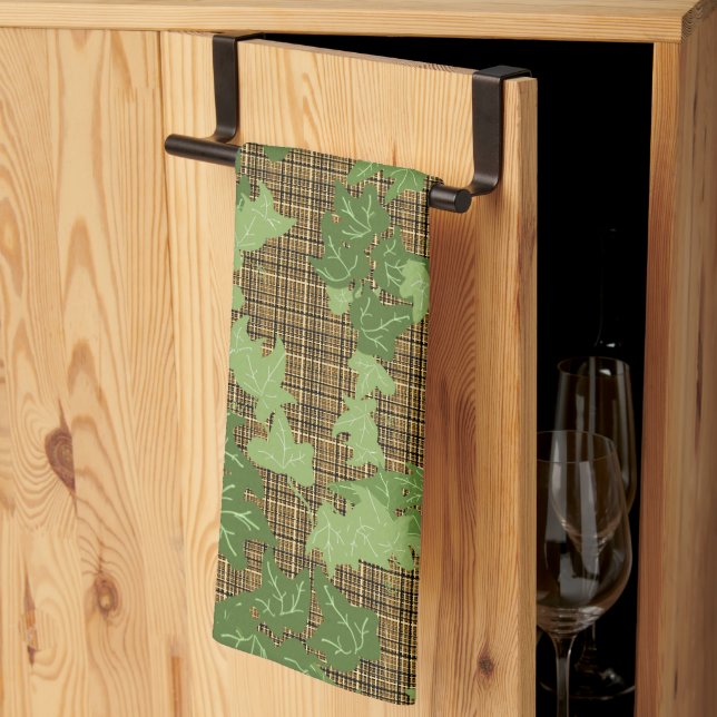 Grüne Efeu auf goldbraunem kariert Geschirrtuch (Drittel gefaltet)