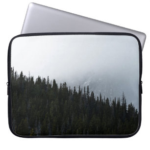 GRÜNE EVERGREEN BÄUME UNTER EINEM SCHÖNEN HIMMEL LAPTOPSCHUTZHÜLLE