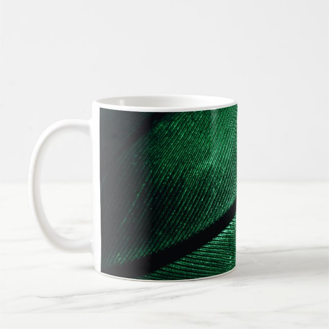 Grüne Feder, schöne Mustertextur. Kaffeetasse (Links)