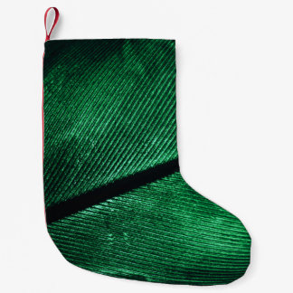 Grüne Feder, schöne Mustertextur. Kleiner Weihnachtsstrumpf
