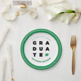 Grüne fette GRADUATE Buchstaben und Mütze Abschlus Pappteller