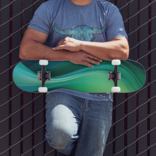 Grüne fließende Formen in dunkelblau Skateboard