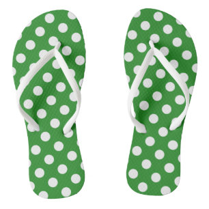 Grüne Flip Flops mit weißen Punkten