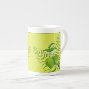 Grüne Formulare auf einer Knochen-China-Tasse Prozellantasse