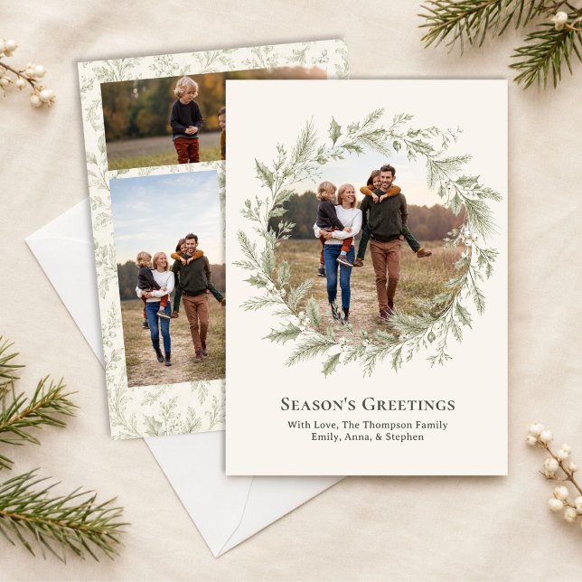 Grüne Foto-Collage-Weihnachtskrone Feiertagskarte (Elegant green wreath Christmas card with a personalized photo collage on the back.)