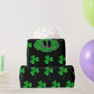 Grüne funkelnde Shamrocks mit Monogramm St. Patric Geschenkpapier