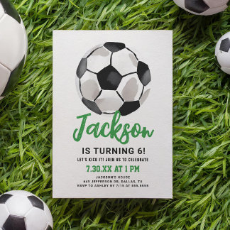 Grüne Fußballjunge zum Geburtstag Einladung