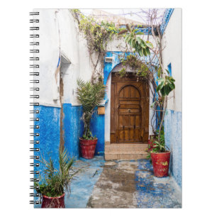 GRÜNE GEÖFFNETE PFLANZE NAHE WALL NOTIZBLOCK