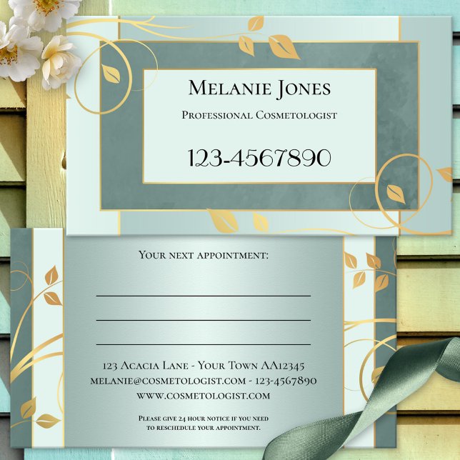 Grüne Gold Blumenkarte für den Sage Green Club Terminkarte (Appointment business card featuring a modern design with golden leaves on sage and pine green)