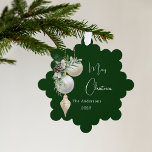 Grüne goldene weiße Bauern Weihnachten Ornament Karte<br><div class="desc">Ein klassischer grüner Hintergrund. Weiße und goldene Bausteine,  Grünpflanzen und Kiefernkegel. Personalisieren Sie Ihren Namen,  Jahr. Text: Frohe Weihnachten</div>