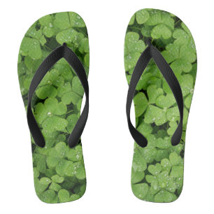 Grüne Grasflocken aus Kleeblatt Flip Flops