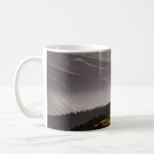 GRÜNE GRASS FELD UND BERGE WÄHREND DES TAGES KAFFEETASSE