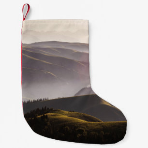 GRÜNE GRASS FELD UND BERGE WÄHREND DES TAGES KLEINER WEIHNACHTSSTRUMPF