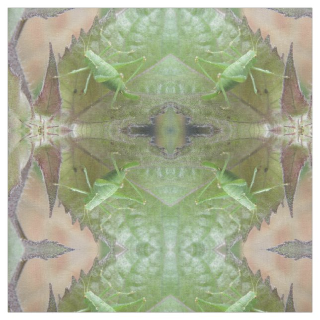 Grüne Grille auf einem Gemusterten Leaf Stoff (Muster)