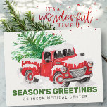 Grüne Grüße des Red Trucks Classic Wasserfarbe Postkarte<br><div class="desc">Wasserfarbener LKW mit Weihnachtskiefern. Klassisches Weihnachtsdesign. Fügen Sie Ihr Firmenlogo hinzu. Diese Karte ist speziell für medizinische Praxis,  um Kunden für den Urlaub zu schicken. Abrufbar unter: http://www.zazzle.com/selectpartysupplies</div>
