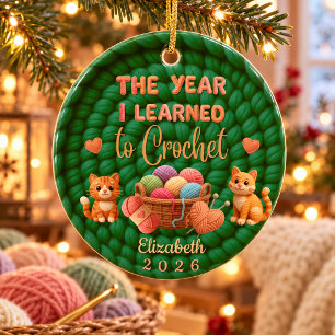 Grüne Häkelgarn-Weihnachtsdekoration mit individue Keramik Ornament
