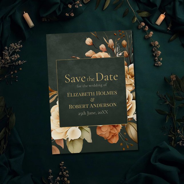 Grüne Hexen-Blumen-Save-the-Date-Karte Save The Date (Green Witch Floral Save the Date Card on a dark green witchy wedding table with botanicals)