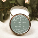 Grüne Hochzeit mit gezeichneter Blütenpracht Runder Aufkleber<br><div class="desc">Elegante florale Hochzeitsaufkleber mit weißgestrichenen Blume und Blätter mit einem sage-grünen Hintergrund. Personalisieren Sie die gezeichneten Blumenaufkleber mit Ihren Namen. Die Blumenaufkleber eignen sich hervorragend zum Abdichten von Hochzeitsumschlägen,  Gastgeschenke Hochzeiten und vielem mehr! Entworfen,  um mit unserer Hochzeitskollektion Sketched Floral zu koordinieren.</div>